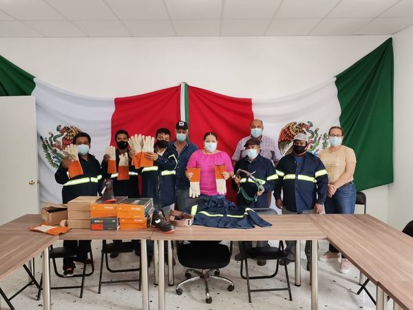 ERIKA SAAB LARA ENTREGA HERRAMIENTAS NUEVAS Y UNIFORMES AL ARE DE ALUMBRADO PUBLICO