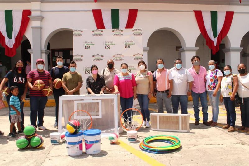 ERIKA SAAB LARA REALIZO ENTREGA DE DIVERSOS METERIALES DEPORTIVOS